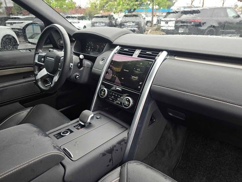 Used 2023 Land Rover Discovery Metropolitan Edition image 12