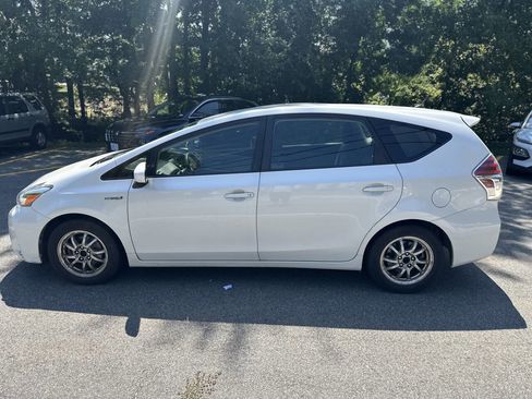 Used 2015 Toyota Prius V Five image 8
