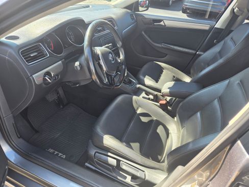 Used 2017 Volkswagen Jetta SE FWD image 4