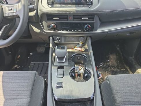 Used 2023 Nissan Rogue SV image 3