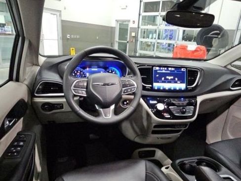 Used 2024 Chrysler Pacifica Touring-L image 24