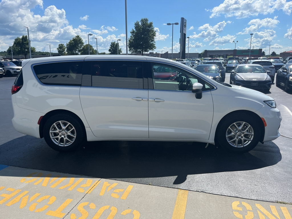Used 2023 Chrysler Pacifica Touring-L FWD image 9