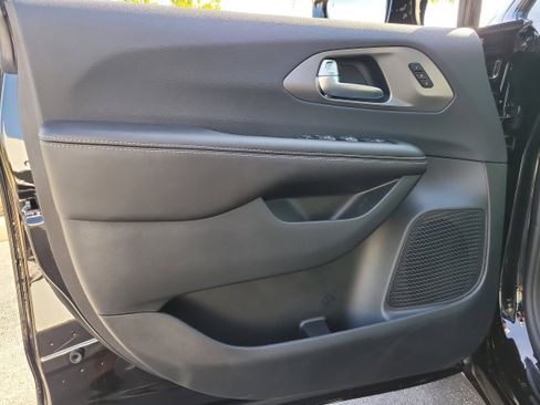 New 2026 Chrysler Pacifica Select image 14