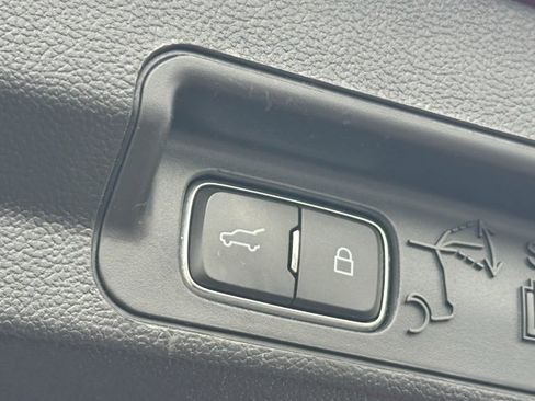 Used 2020 Ford Explorer XLT image 12