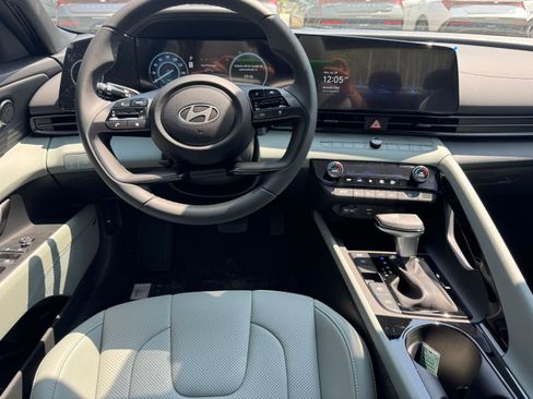 New 2025 Hyundai Elantra Limited image 7