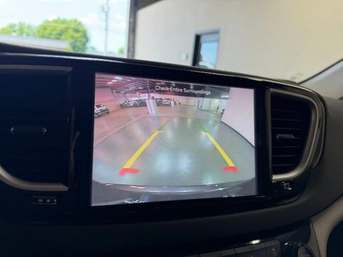Used 2023 Chrysler Pacifica Touring-L FWD image 15