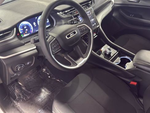 Used 2024 Jeep Grand Cherokee Laredo image 8