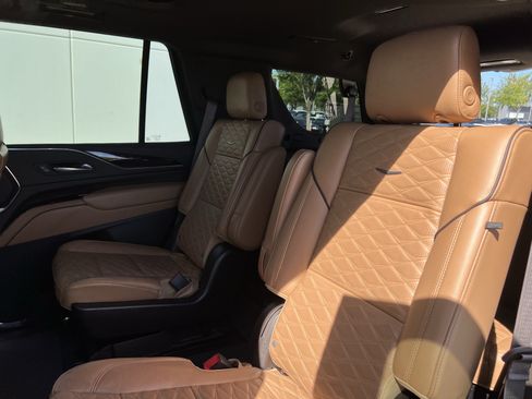 Used 2023 Cadillac Escalade Premium Luxury w/ LPO, Illumination Package AWD/4WD image 33