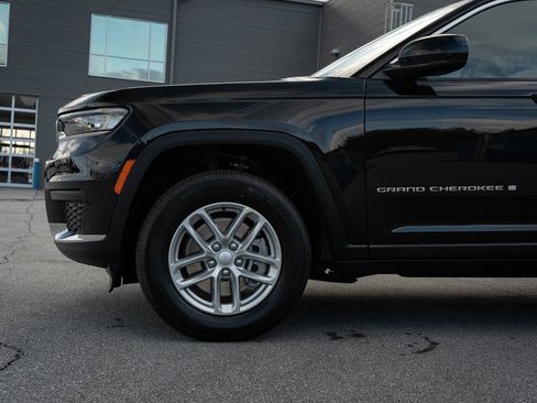 Used 2025 Jeep Grand Cherokee L Laredo RWD image 4