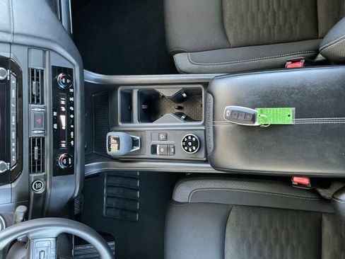 Used 2024 Nissan Pathfinder S image 11