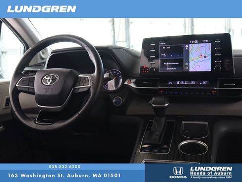 Used 2023 Toyota Sienna Limited image 4
