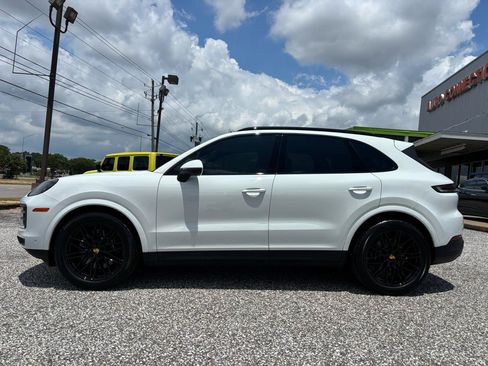 Used 2024 Porsche Cayenne AWD/4WD image 3