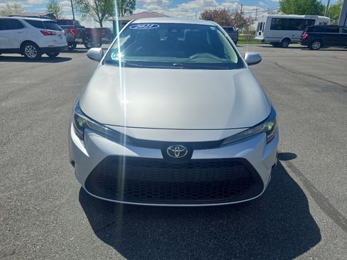 Used 2021 Toyota Corolla LE FWD image 3