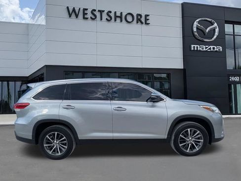 Used 2019 Toyota Highlander XLE FWD image 2