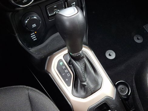 Certified 2016 Jeep Renegade Latitude image 15