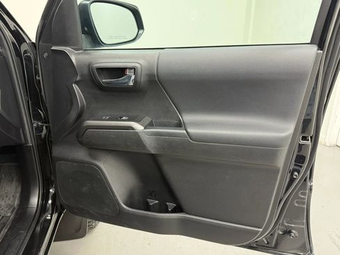 Used 2022 Toyota Tacoma TRD Off-Road image 16