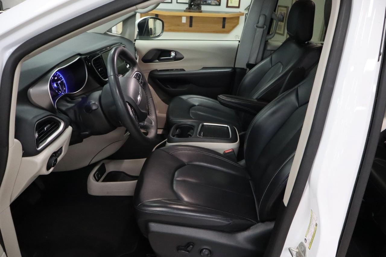 Used 2023 Chrysler Pacifica Touring-L FWD image 9