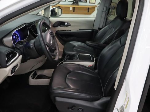 Used 2023 Chrysler Pacifica Touring-L FWD image 9