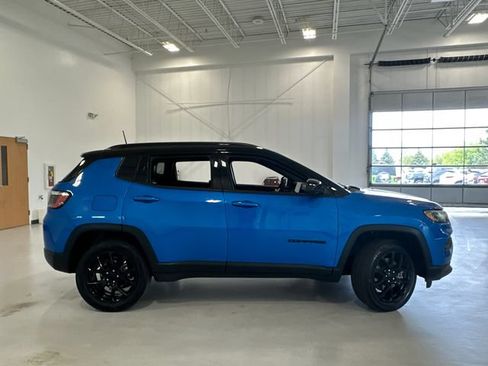Used 2023 Jeep Compass Latitude w/ Sun and Sound Group AWD/4WD image 5