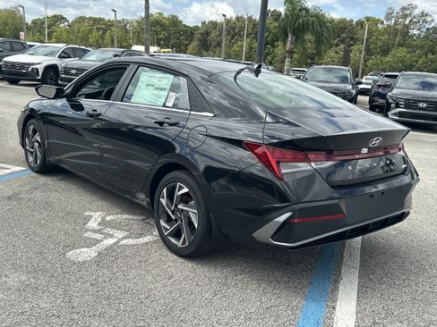 New 2026 Hyundai Elantra Limited FWD image 8