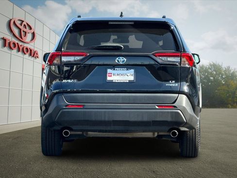 Used 2022 Toyota RAV4 LE image 4
