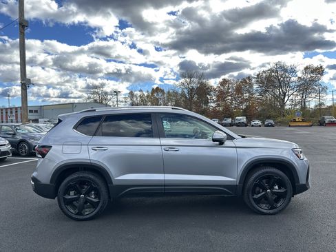 Certified 2025 Volkswagen Taos SEL w/ Black Wheel Plus Package image 4