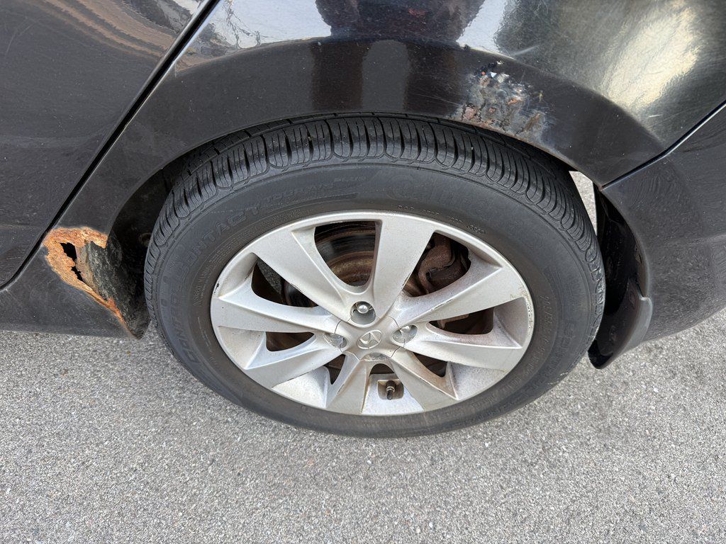 Used 2013 Hyundai Accent SE FWD image 9