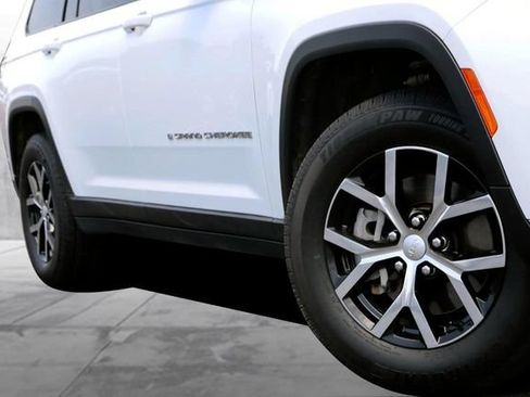 Used 2023 Jeep Grand Cherokee L Limited w/ Luxury Tech Group II AWD/4WD image 3