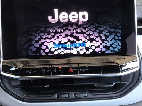 Used 2025 Jeep Compass Limited AWD/4WD image 10