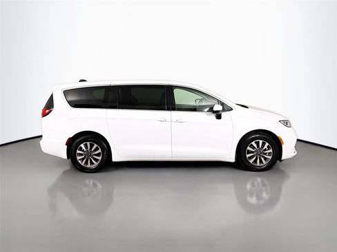 Used 2023 Chrysler Pacifica Touring-L image 17