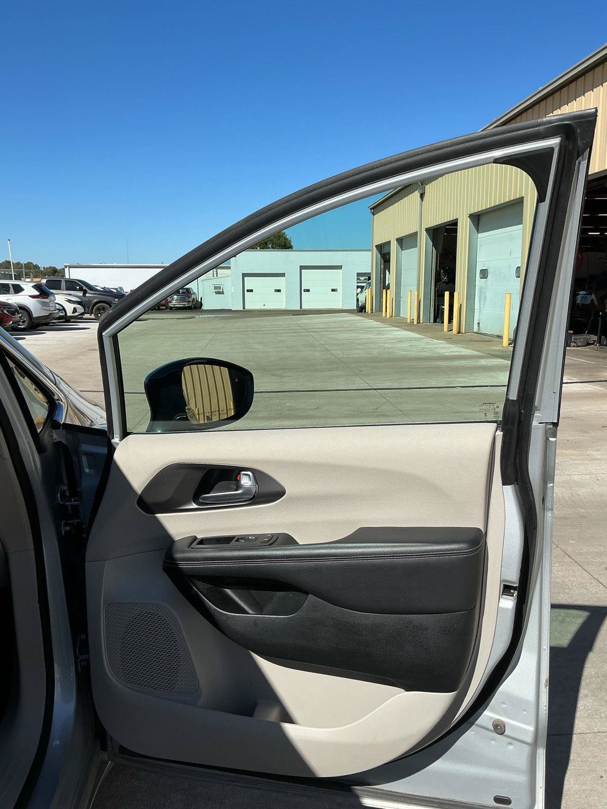 Used 2024 Chrysler Pacifica Limited FWD image 23