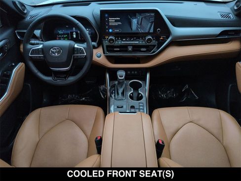 Used 2025 Toyota Highlander Platinum image 27