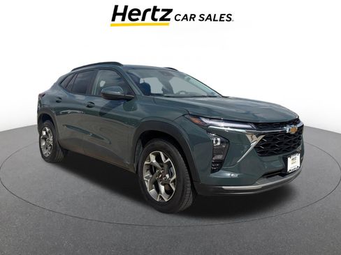 Used 2025 Chevrolet Trax LT FWD image 1