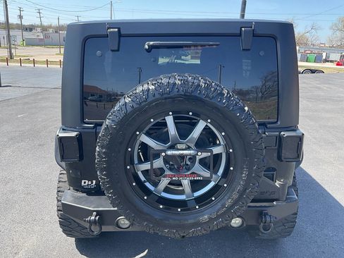 Used 2017 Jeep Wrangler Unlimited Sahara image 4