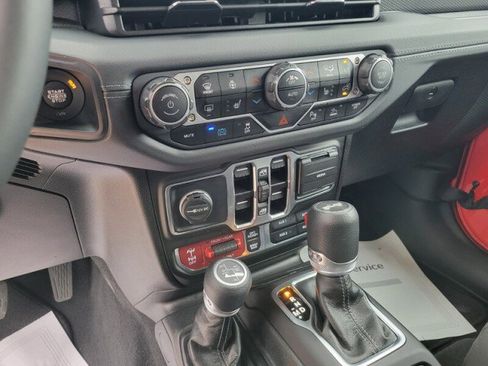 Used 2025 Jeep Wrangler Unlimited Rubicon 4xe w/ Safety Group AWD/4WD image 18