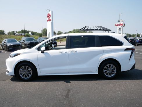 Certified 2025 Toyota Sienna LE FWD image 2