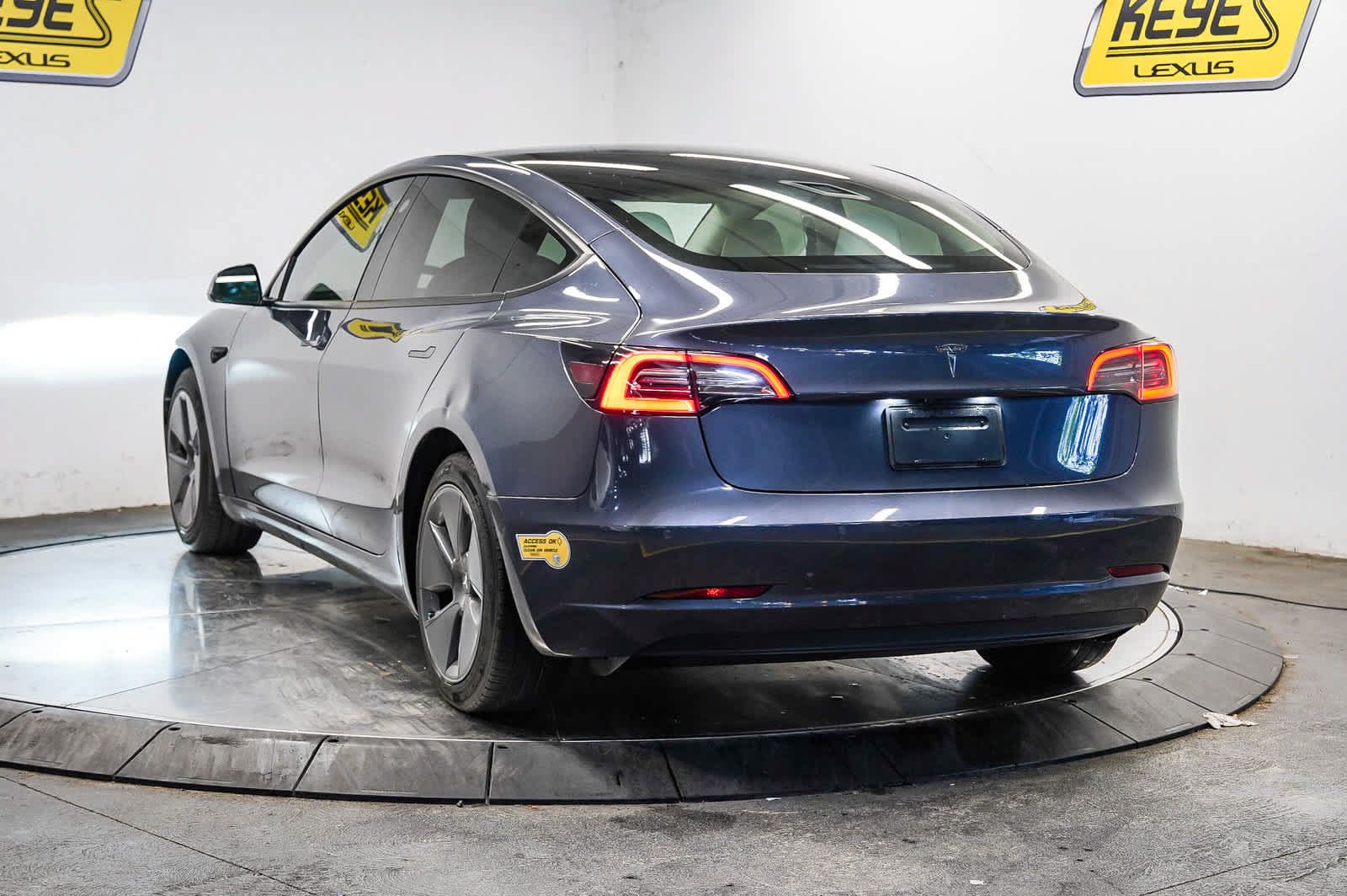 Used 2022 Tesla Model 3 RWD image 2