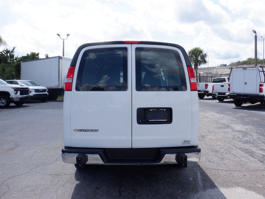 Used 2025 Chevrolet Express 2500 w/ Driver Convenience Package RWD image 4
