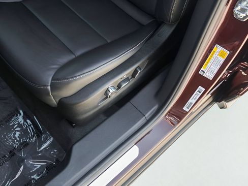 Used 2022 Cadillac XT4 Premium Luxury w/ Technology Package FWD image 11