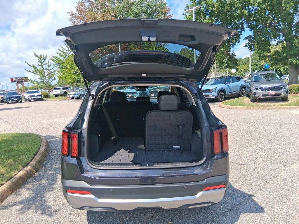 Certified 2025 Kia Sorento S FWD image 19