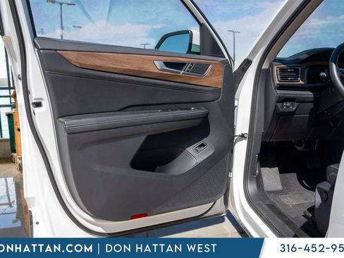 Used 2025 Volkswagen Atlas SE AWD/4WD image 11