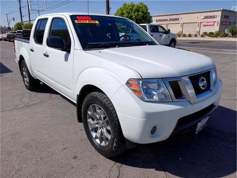 Used 2020 Nissan Frontier SV image 2