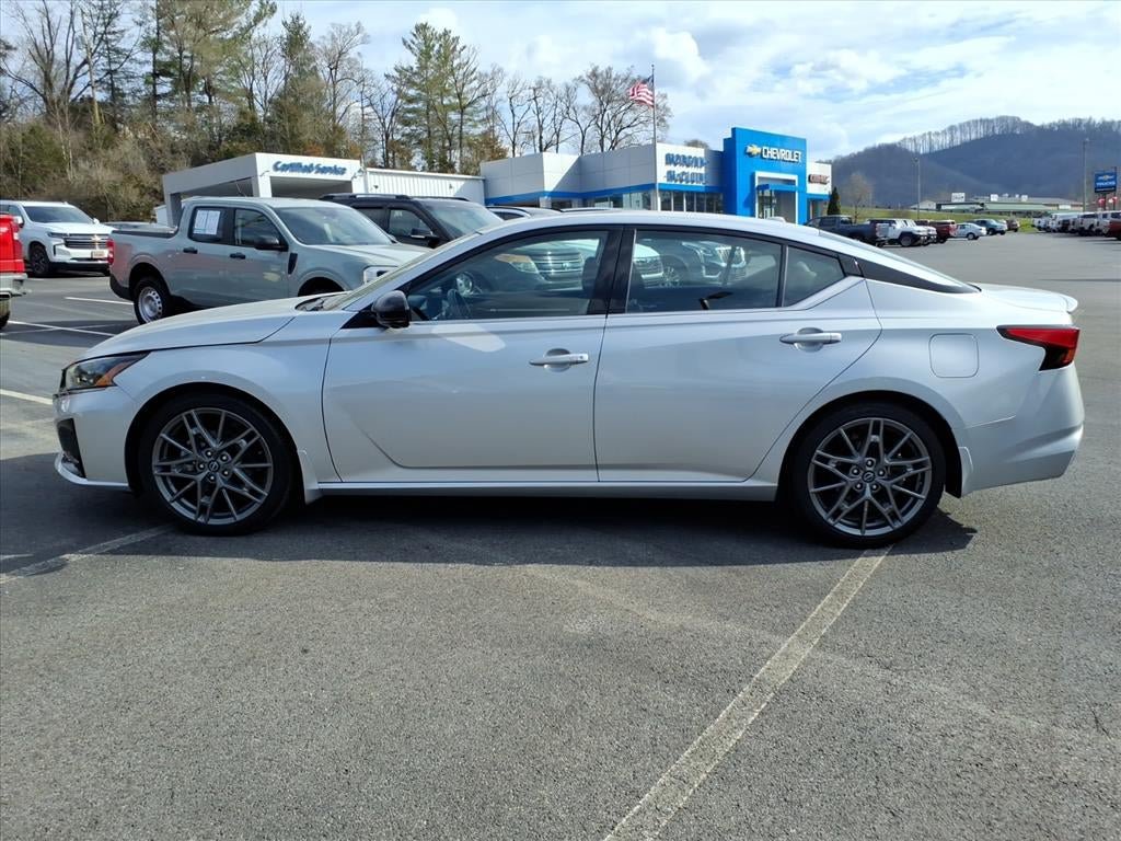 Used 2023 Nissan Altima 2.0 SR FWD image 2
