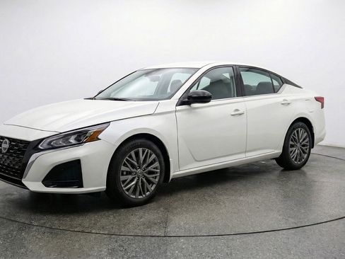 Used 2025 Nissan Altima 2.5 SV FWD image 3