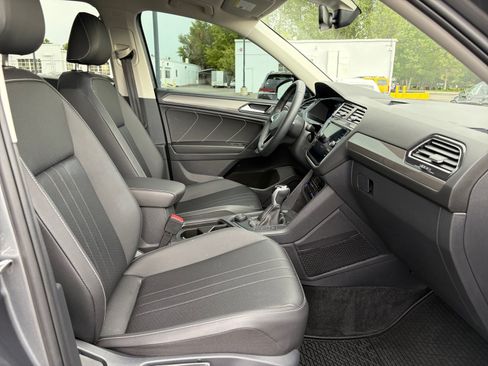 Certified 2023 Volkswagen Tiguan SE w/ Panoramic Sunroof Package AWD/4WD image 19