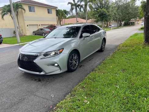 Used 2017 Lexus ES 350 w/ Luxury Package FWD image 1