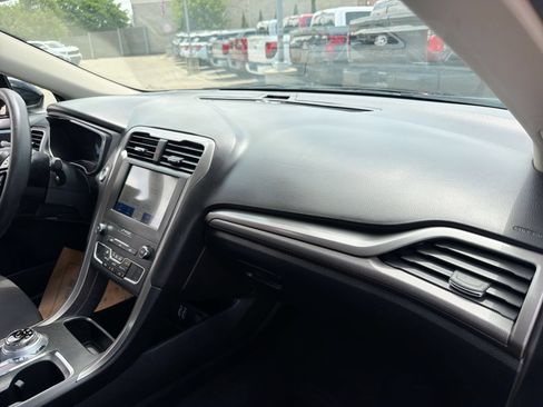 Used 2020 Ford Fusion SE FWD image 18