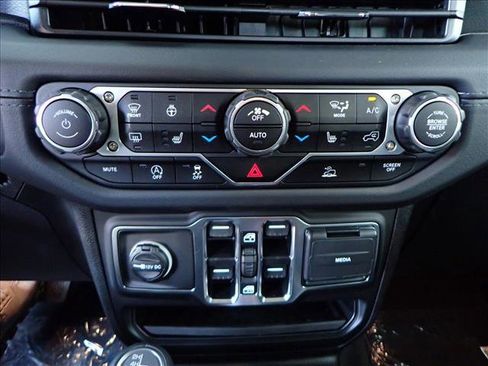 New 2025 Jeep Gladiator Sport image 16