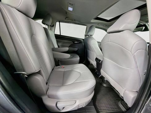 Used 2024 Toyota Highlander XLE FWD image 28