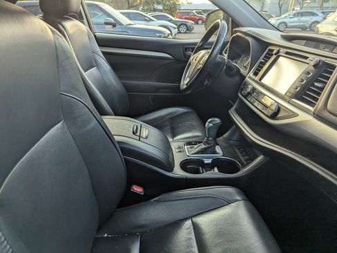 Used 2017 Toyota Highlander XLE image 5